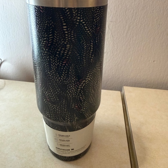 Stanley x Calia 30 oz Flowstate Quencher H2.0 Tumbler Black - Picture 4 of 7